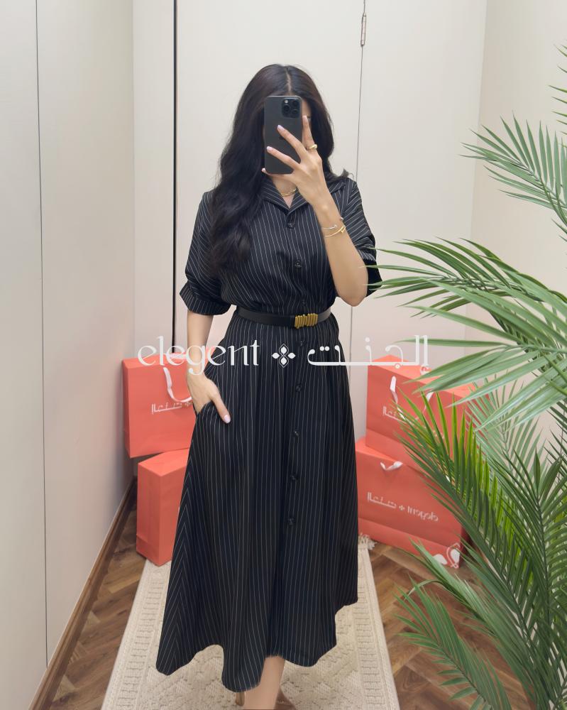فستان أسود بأزرار أمامية وخطوط ناعمة