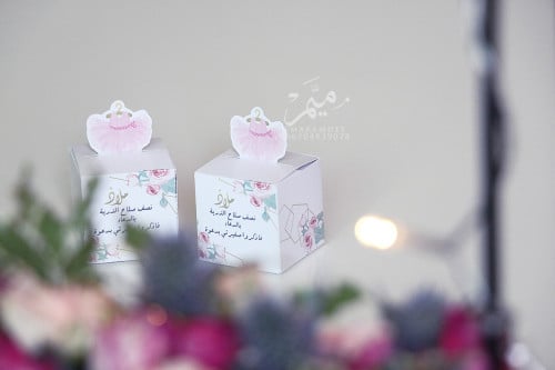 علبه صغيره ثيم فستان وردي مربعه