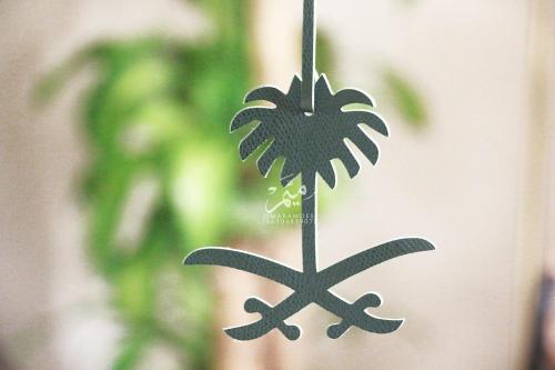 تعليقه سيفين و نخله جلد بدون كرت