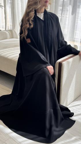 ملك بتطريز اسود