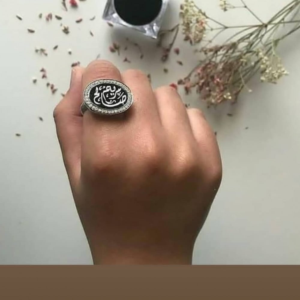 خاتم ملكي - بالاسم مرصع باثنين فصوص من الزركون البراق - الون صدفي كتابة ذهبي