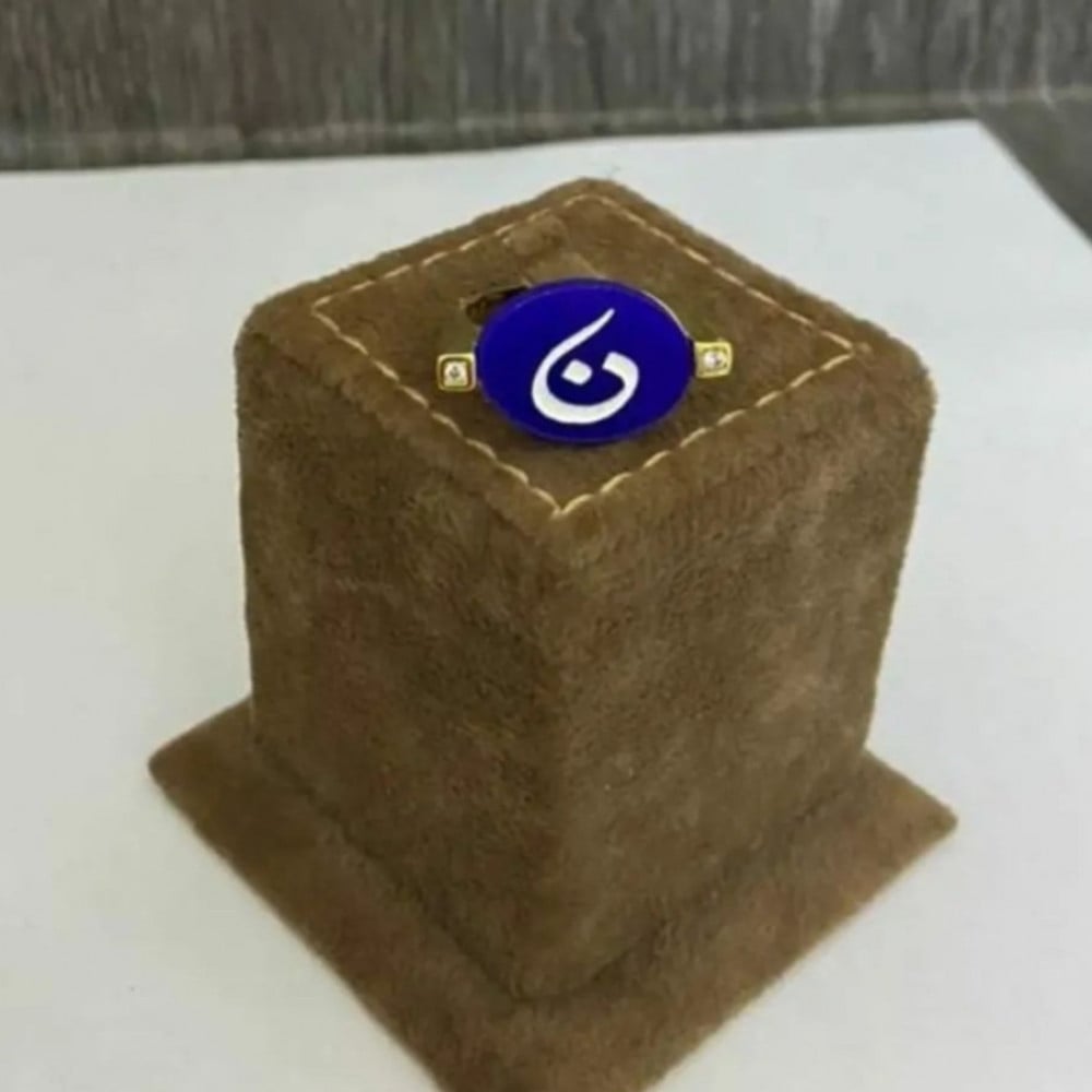 خاتم ملكي - بالاسم مرصع باثنين فصوص من الزركون البراق - الون صدفي كتابة ذهبي