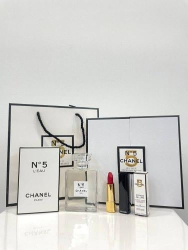 طقم عطر شانيل مع روج أحمر والملحقات