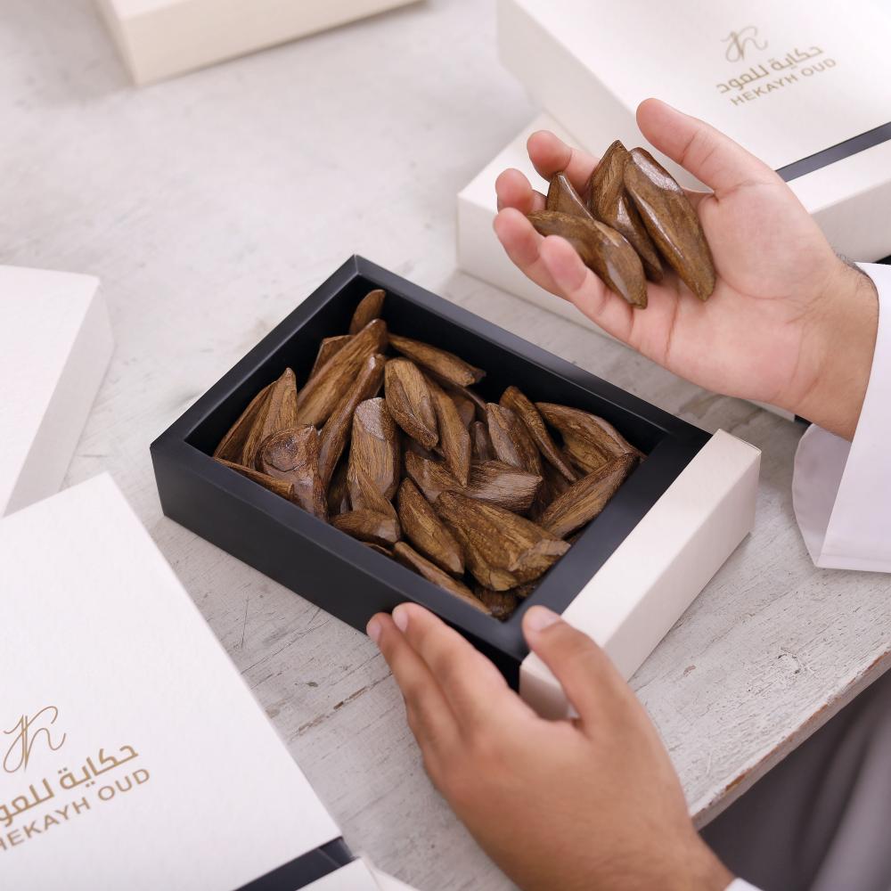 الفرق بين العود الطبيعي والعود المحسن وكيف تميّز الجودة