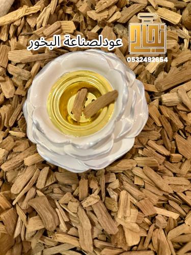 كسر عود لصناعة البخور