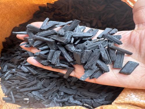 كسر عود لصناعة العود المعطر
