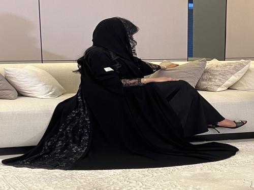 عباية دانتيل بلمعه