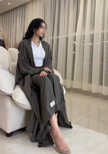عباية زيتي مع بنطلون وطرحة