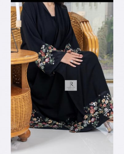 عباية مناسبات بتطريز ورد