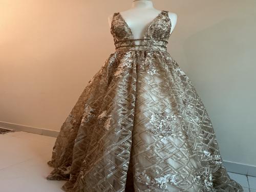 فستان سهره باللون الذهبي الفاخر مقاس S تصميم أيمان العجلان