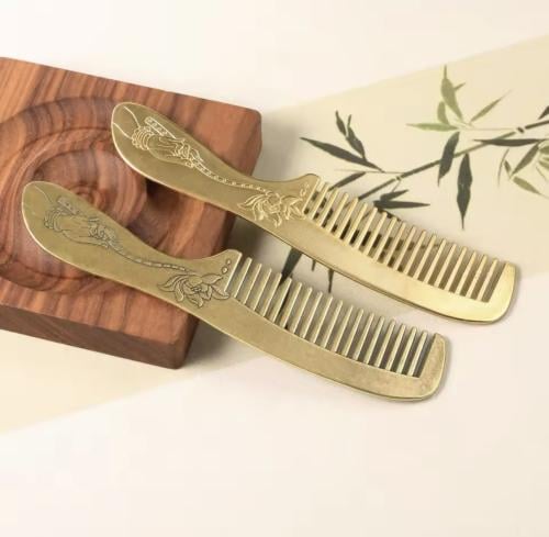 مشط نحاسي عتيق مصنوع يدوي