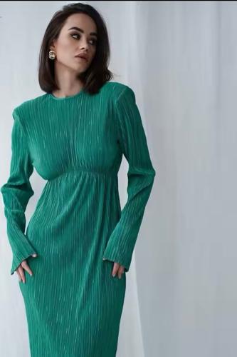 فستان باللون الاخضر  بفتحة خلف الظهر  مقاسm