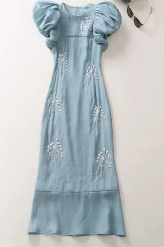 فستان ميدي بأكمام منفوخة مطرز باالأزهار متوفر مقاس M