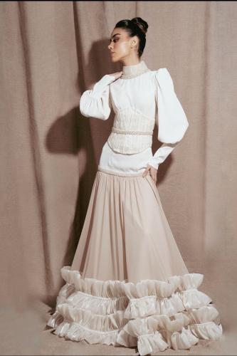 فستان ماكسي بكوروسية وأكمام منفوخة توفر حسب المقاس