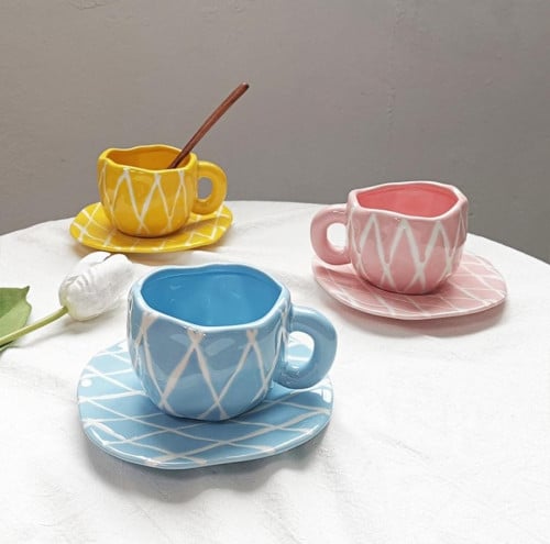 كوب سيراميك برسمة مثلثات متعاكسة