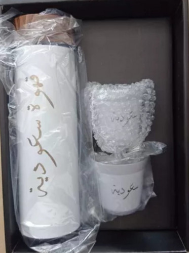 زجاجة من الفولاذ مع 2 كوب صغير بشعار السعودية