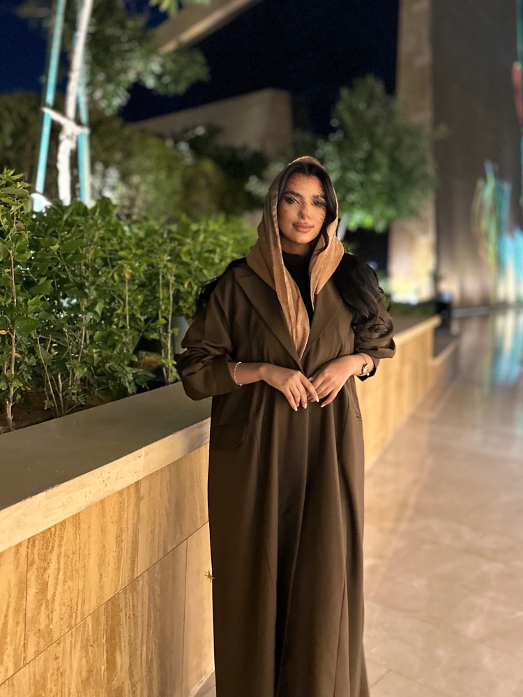 عباية بجيوب لون بني مع طرحة