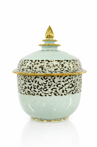 Date porcelain, hand-carved