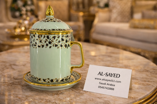 Mug with hand-engraved lid