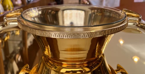 صحن ذهبي. وسط زحاج