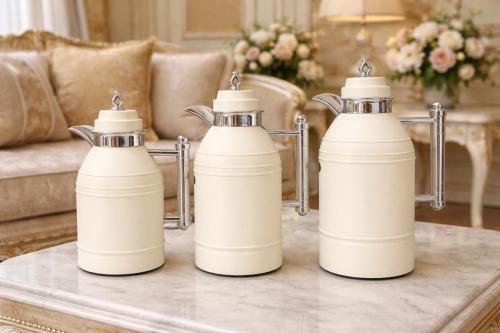 طقم ترامس لون كريمي