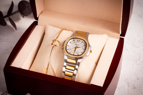 A luxurious and elegant women's wrist watch inlaid with gold-plated lobes