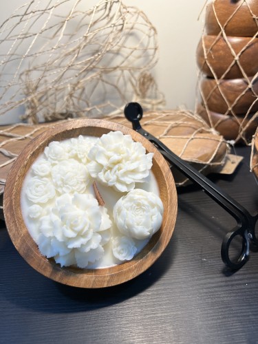 شمعة خشبية بالورود