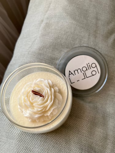 شمعة مثل صبيا مع وردة الكاميليا