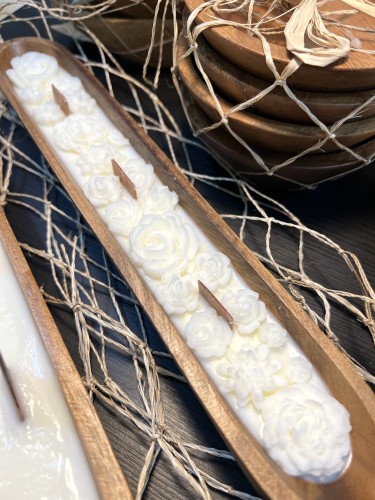 شمعة خشبية طويلة