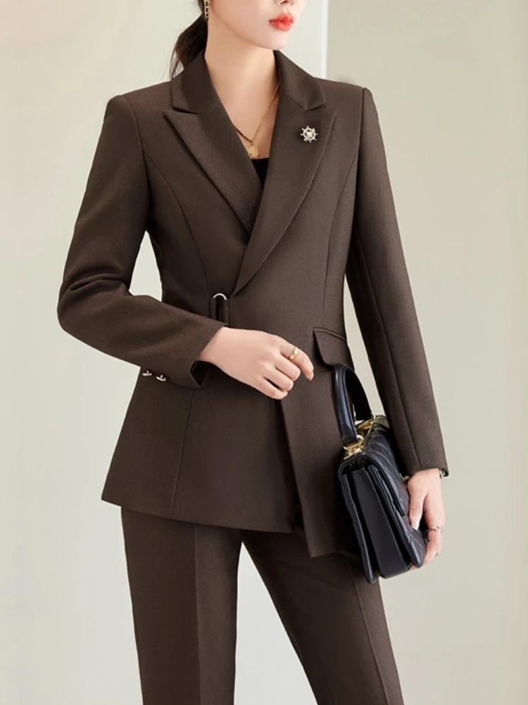 بدلة نسائية رسمية من فيري نايس بلون بني جذاب مع تصميم متناسق وإكسسوار معدني يبرز جمال القوام