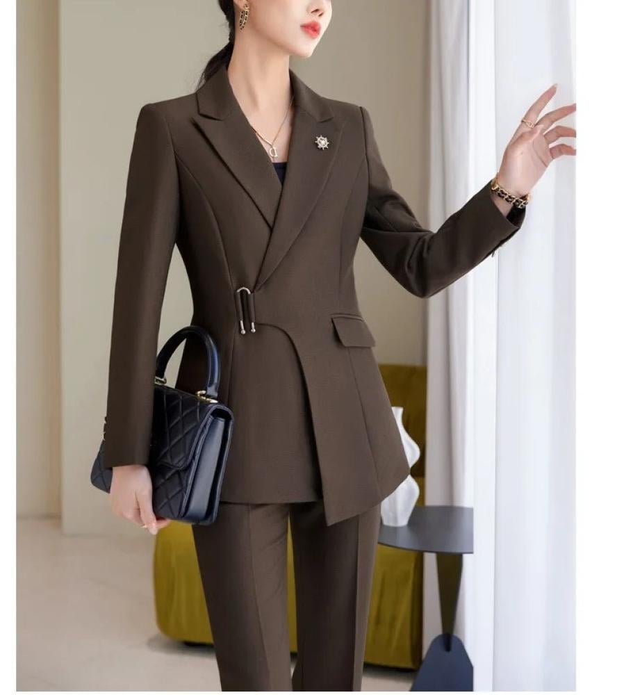 بدلة نسائية رسمية من فيري نايس بلون بني جذاب مع تصميم متناسق وإكسسوار معدني يبرز جمال القوام