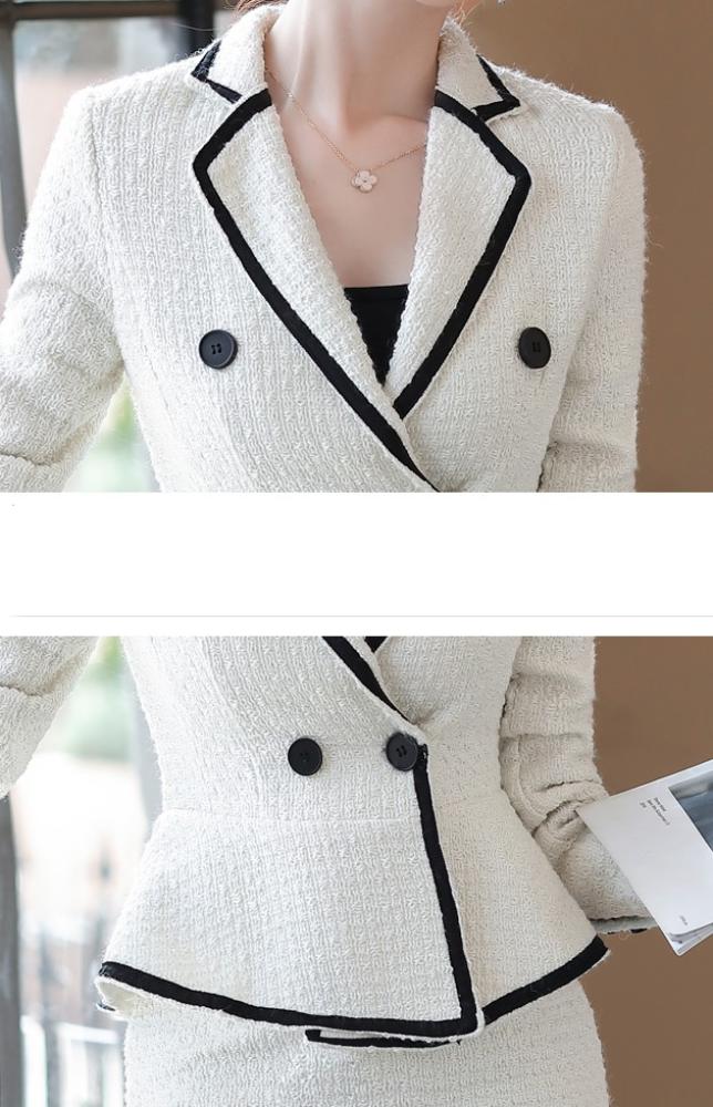 طقم نسائي أنيق بستايل كلاسيكي يبرز جمال القوام من فيري نايس