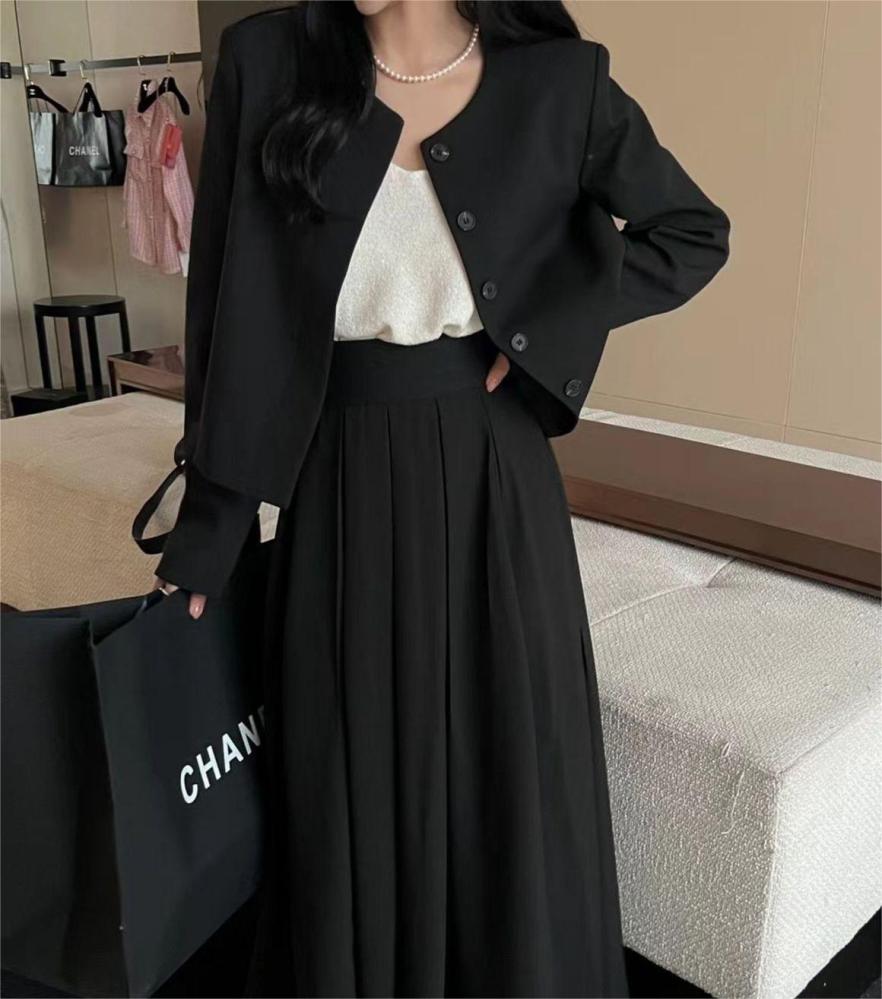 بدلة نسائية رسمية فخمة من فيري نايس بلمسة بسيطة بجاكيت و تنورة