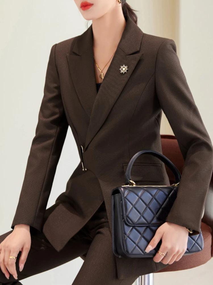 بدلة نسائية رسمية من فيري نايس بلون بني جذاب مع تصميم متناسق وإكسسوار معدني يبرز جمال القوام