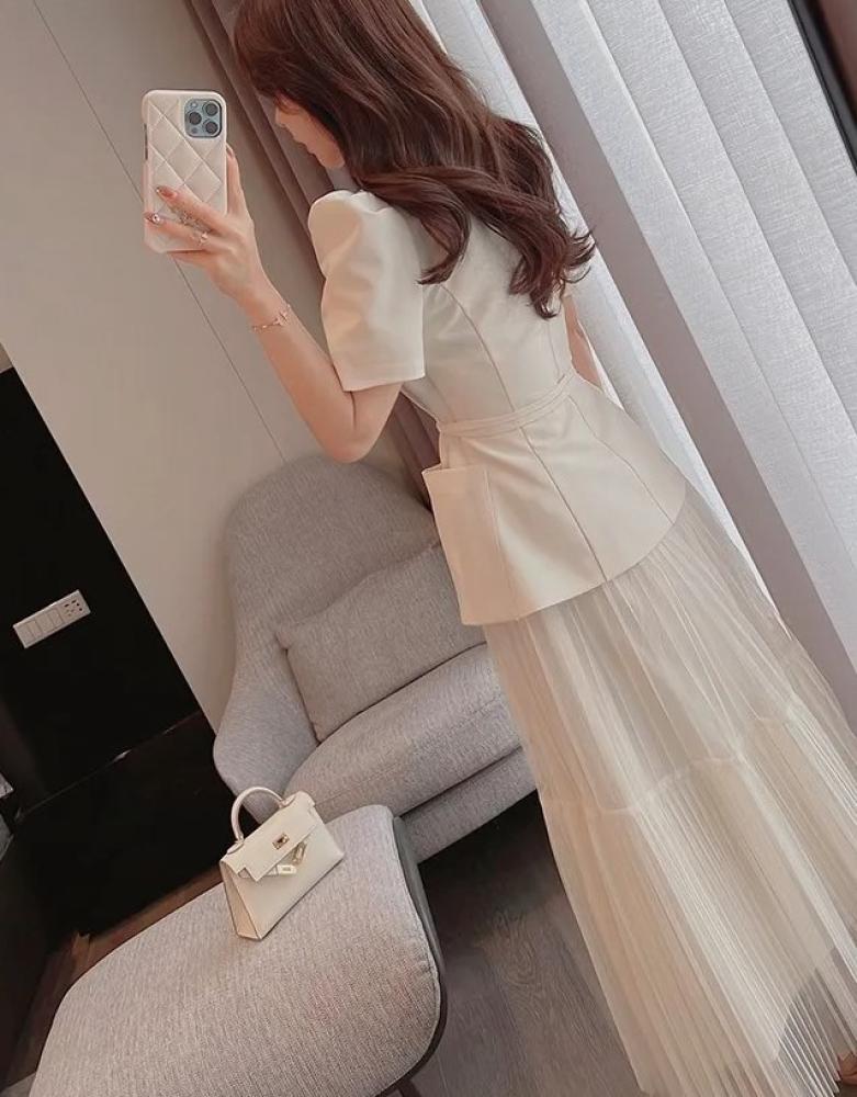 طقم نسائي أنيق من قطعتين بتصميم كلاسيكي عصري بأكمام قصيرة وخصر محدد لإطلالة راقية ومميزة
