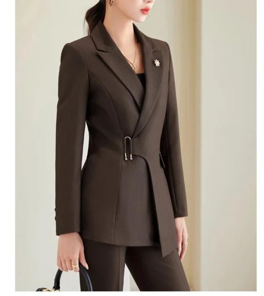 بدلة نسائية رسمية من فيري نايس بلون بني جذاب مع تصميم متناسق وإكسسوار معدني يبرز جمال القوام