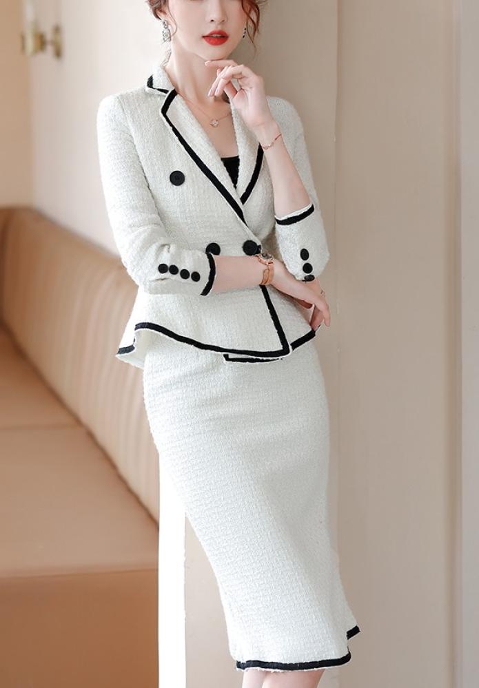 طقم نسائي أنيق بستايل كلاسيكي يبرز جمال القوام من فيري نايس