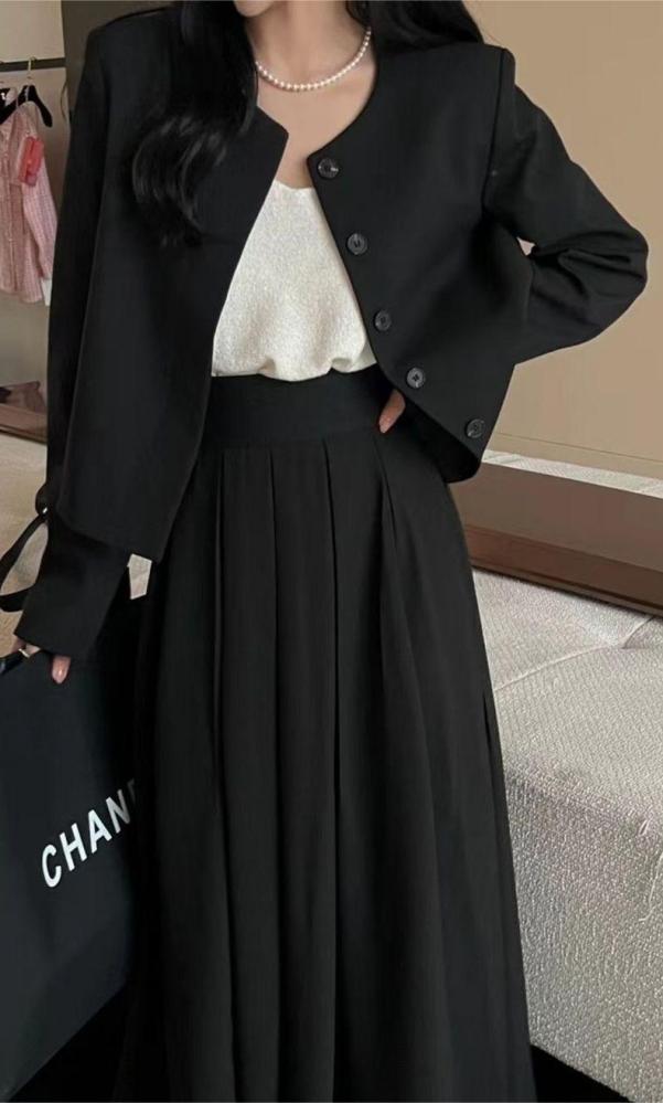 بدلة نسائية رسمية فخمة من فيري نايس بلمسة بسيطة بجاكيت و تنورة