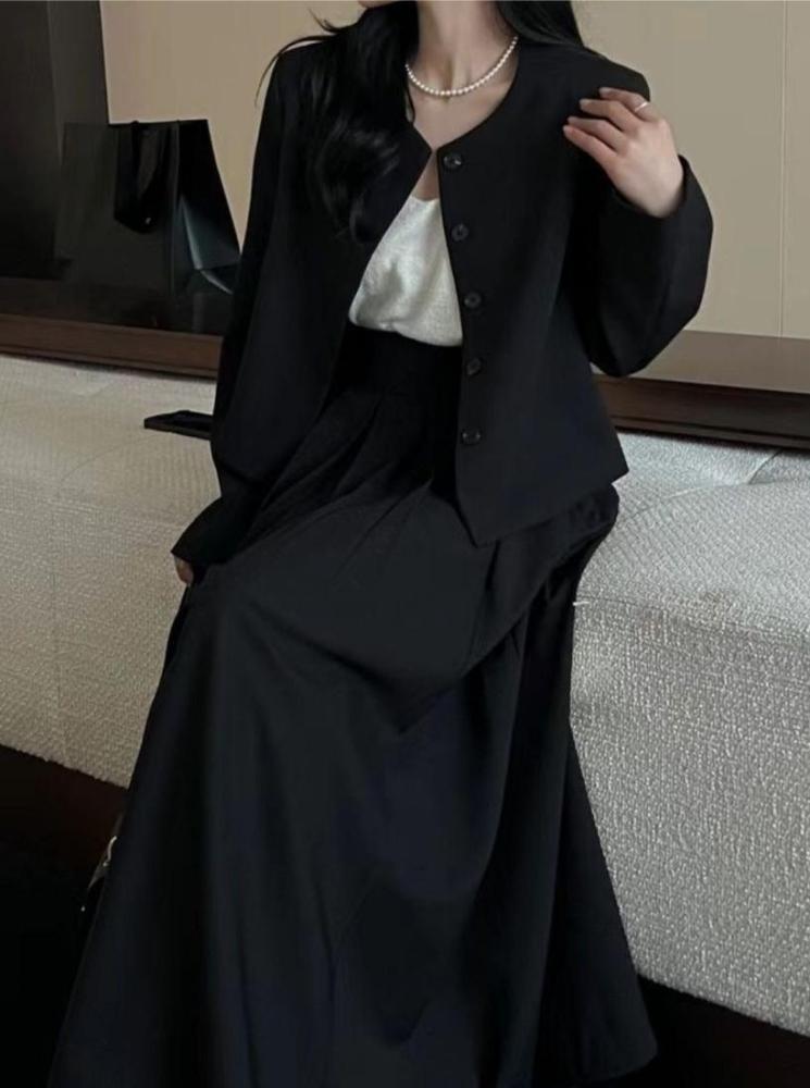 بدلة نسائية رسمية فخمة من فيري نايس بلمسة بسيطة بجاكيت و تنورة