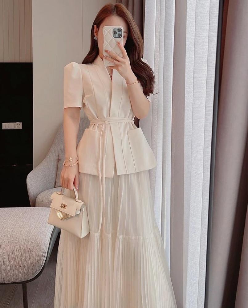 طقم نسائي أنيق من قطعتين بتصميم كلاسيكي عصري