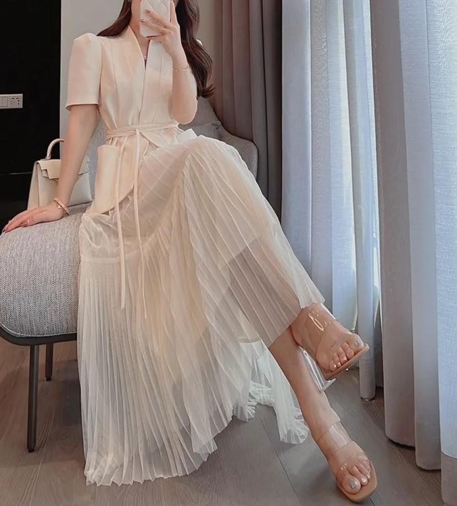 طقم نسائي أنيق من قطعتين بتصميم كلاسيكي عصري بأكمام قصيرة وخصر محدد لإطلالة راقية ومميزة