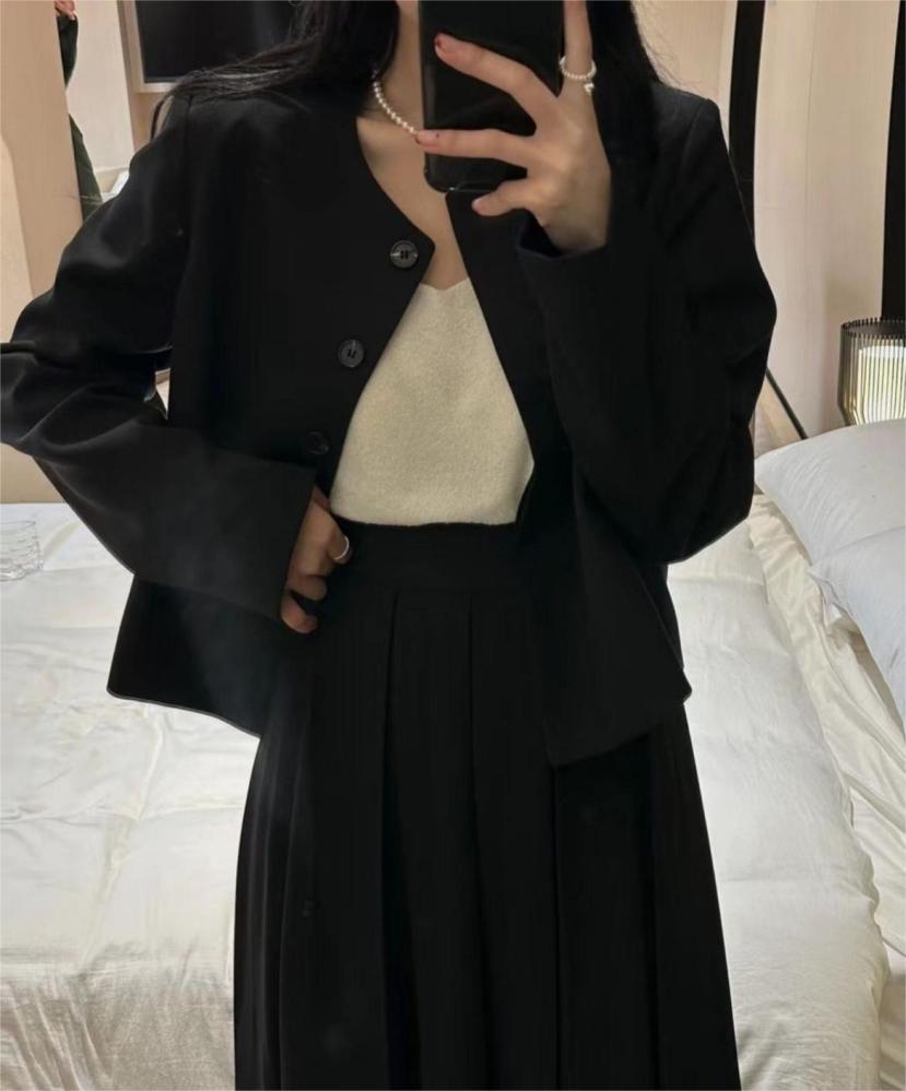 بدلة نسائية رسمية فخمة من فيري نايس بلمسة بسيطة بجاكيت و تنورة