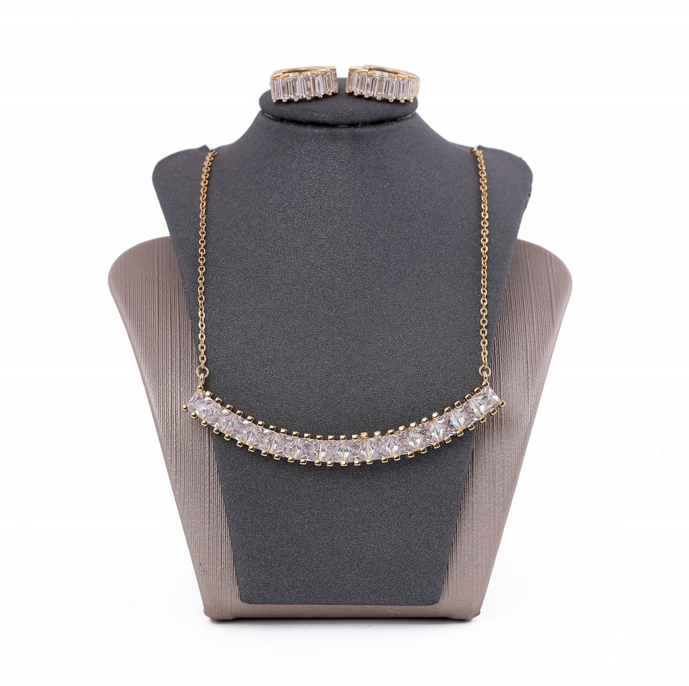 تعليقة مع حلق زركون ذهبي من ماركة فايلت