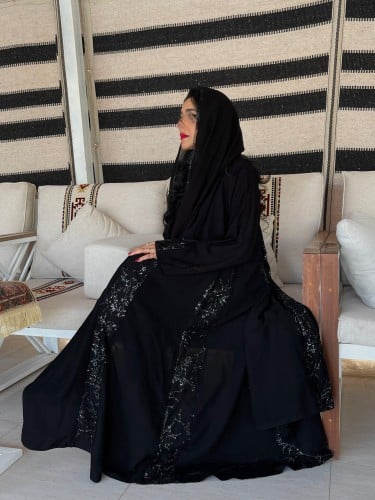 عباية سوداء بتداخل الخرز