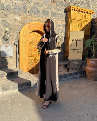 عبايه بتداخل الذهب