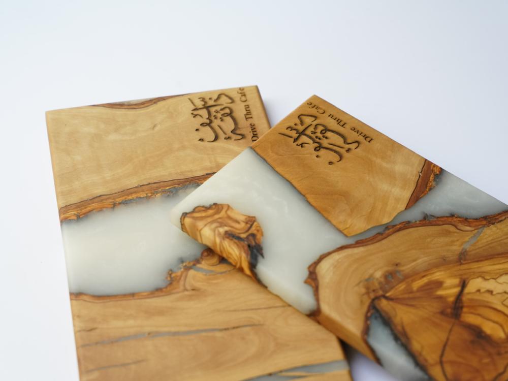 طبق خشب زيتون وريزن أبيض