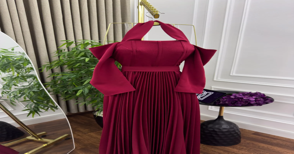 فستان سهرة أنيق 2025 من هلو نوني بلون عنابي فاخر