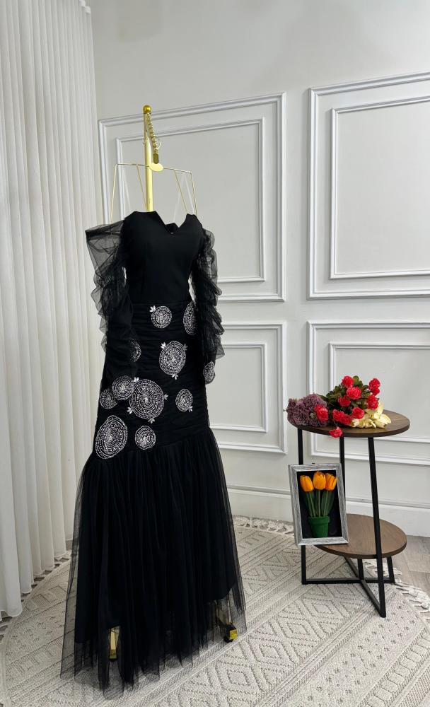 فستان أسود بتطريز يدوي وأكمام تول