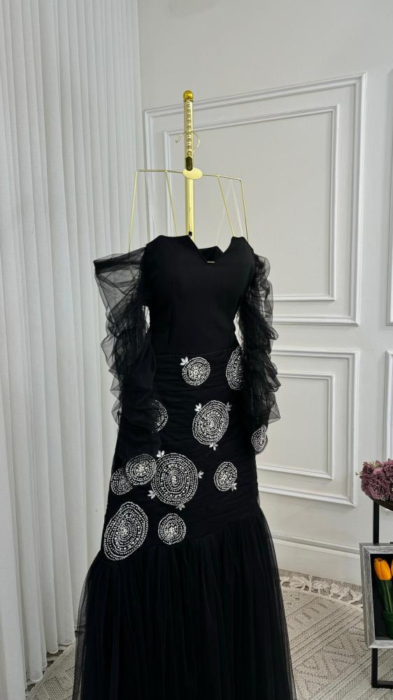 فستان أسود فخم بأكمام منفوشة