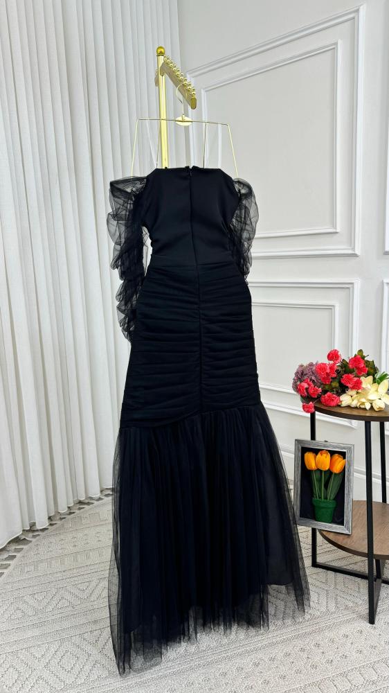 تطريز يدوي على فستان سهرة أسود